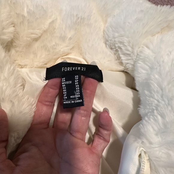 Forever 21 Faux Fur Zip-up Cropped Jacket - XS - White NWOT - Picture 9 of 16